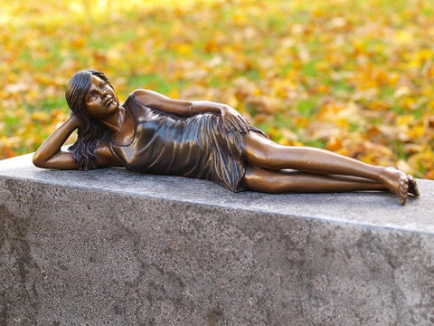 Bronzen beeld liggende vrouw - GardenArts