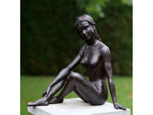 Bronzen beeld zittende vrouw - GardenArts