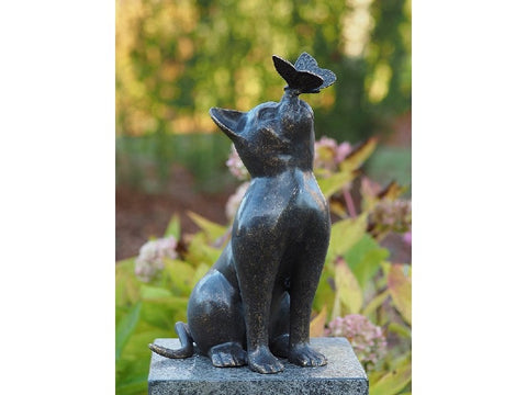 Bronzen beeld kat met vlinder - GardenArts
