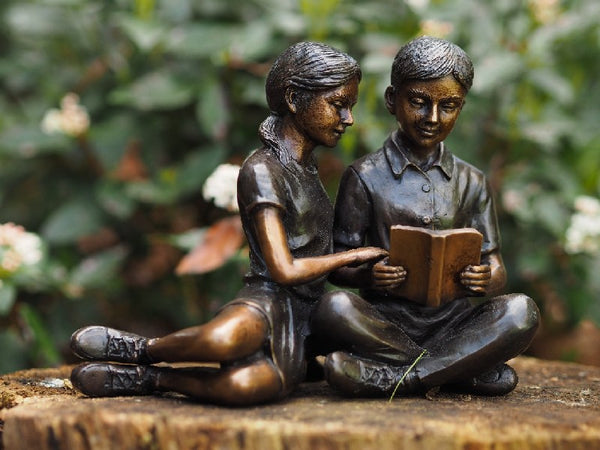 Bronzen kinderen lezen een boek - GardenArts