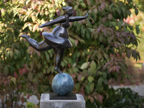 Bronzen beeld dame op bal - GardenArts