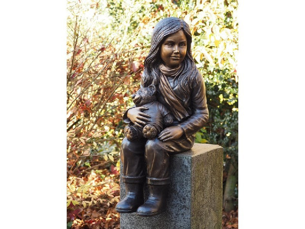 Bronzen beeld meisje met knuffel - GardenArts
