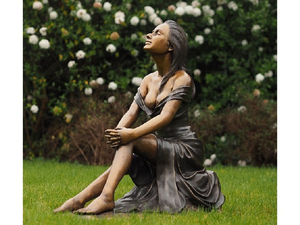 Bronzen tuinbeeld zittende vrouw - GardenArts