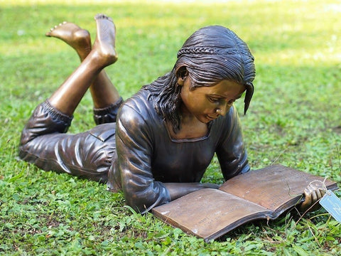 Bronzen beeld lezende vrouw - GardenArts