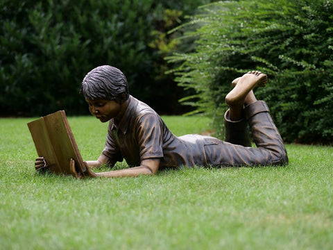 Tuinbeeld Jongen Leest Boek - GardenArts