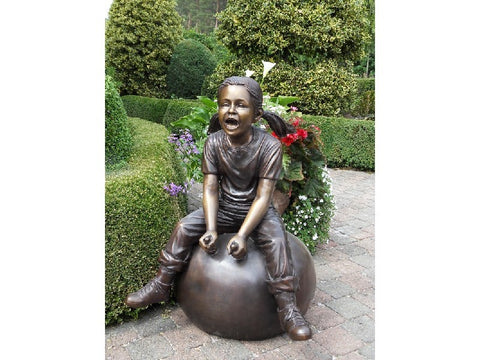 Bronzen beeld kind op skippybal - GardenArts